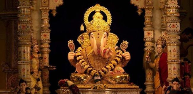 पुणे दगडूशेठ हलवाई गणपति मंदिर में गणेशोत्सव का दृश्य