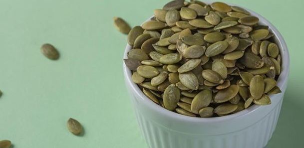 कद्दू के बीज खाने से कोलेस्ट्रॉल कम होता है और दिल की सेहत बेहतर रहती है
