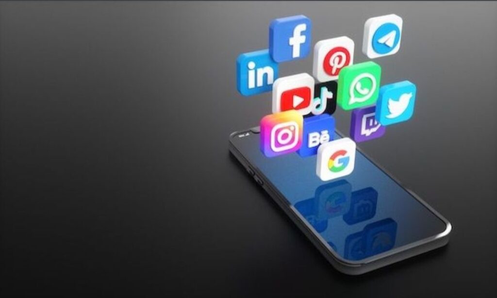 मोबाइल फोन से ऑनलाइन बिजनेस करते हुए युवक की तस्वीर, डिजिटल इंडिया और आत्मनिर्भरता को दर्शाता हुआ दृश्य