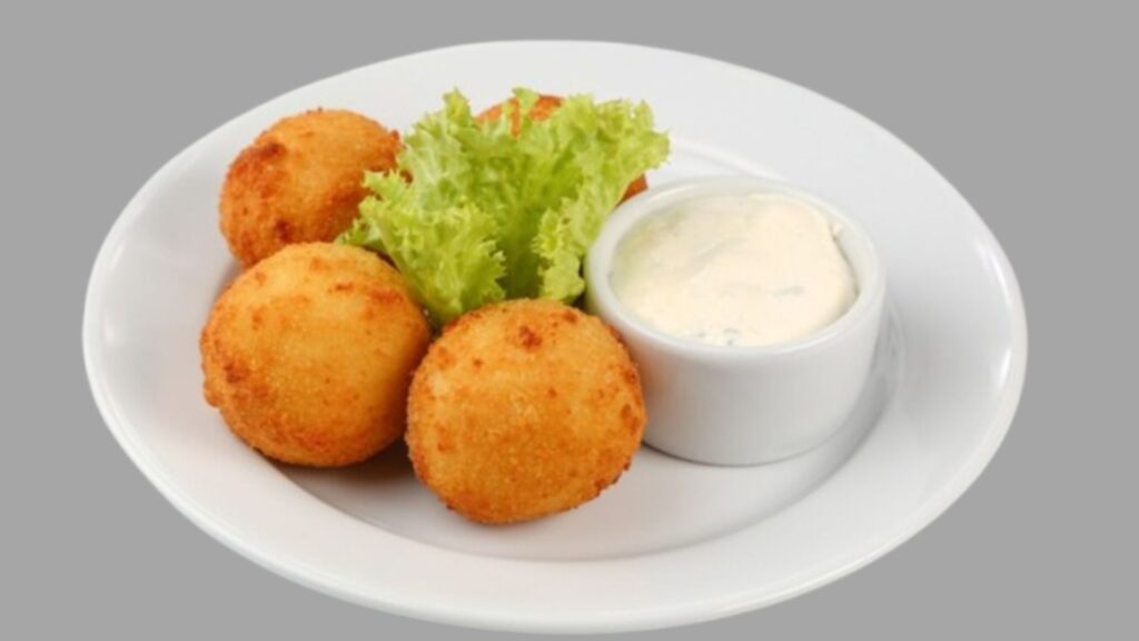 क्रिस्पी साबूदाना चीज बॉल्स – बाहर से सुनहरे और अंदर से मुलायम, चीज़ी फिलिंग वाला टेस्टी स्नैक